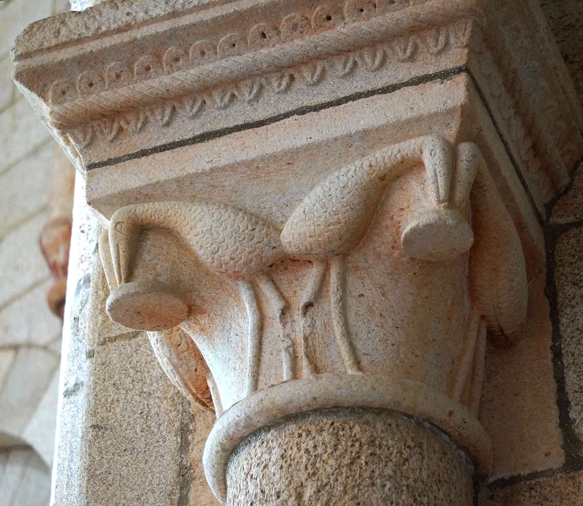 Capitel con dos aves en la iglesia monástica