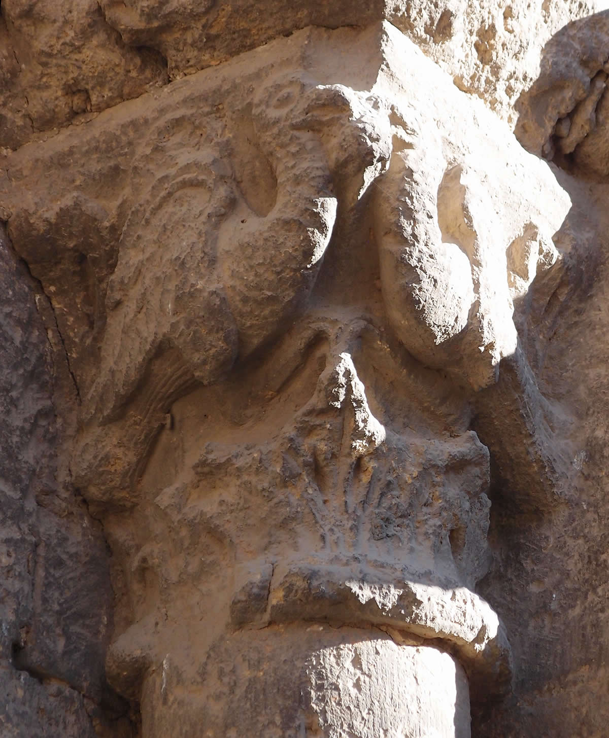 Capitel con aves en la portada de la iglesia del Monasterio de Fitero