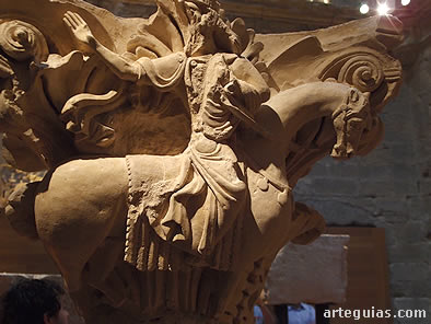Capitel con jinete a caballo