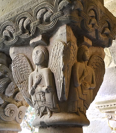 Capitel con &aacute;ngeles de enormes alas