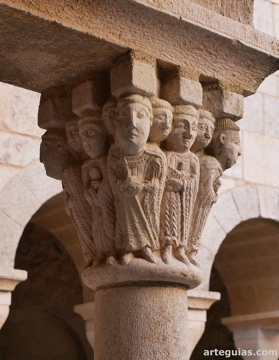 Capitel con monjes