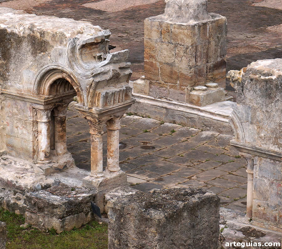 Elementos de las arquerías del claustro