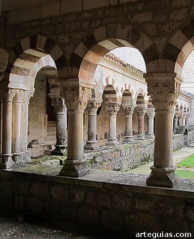 Claustro del Monasterio de Carde&ntilde;a. Posiblemente construido durante su breve pertenecia a Cluny a mitad del siglo XII
