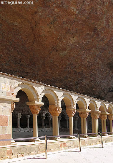 Claustro de San Juan de la Pe&ntilde;a, bajo la gigantesca roca donde se asienta