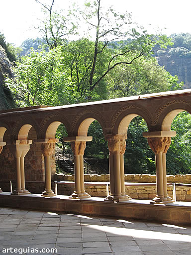 Algunas arquer&iacute;as del inefable claustro de San Juan de la Pe&ntilde;a