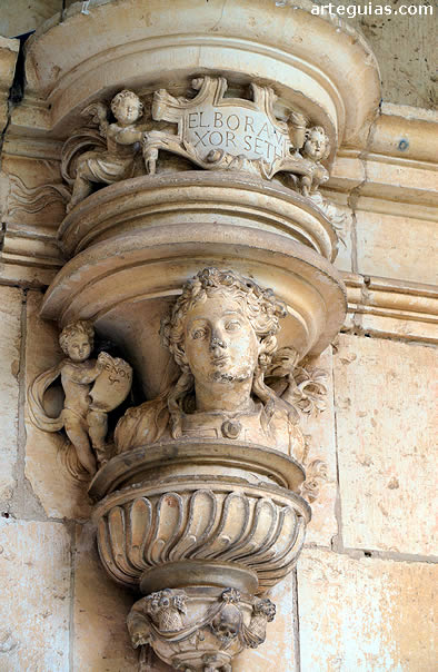 M&eacute;nsula de apoyo a uno de los arcos