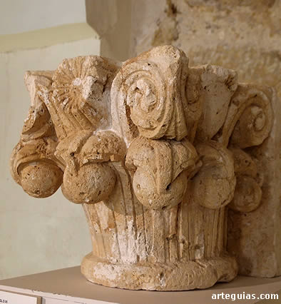 Capitel rom&aacute;nico de la antigua iglesia del siglo XI. Monasterio de San Zoilo de Carri&oacute;n de los Condes