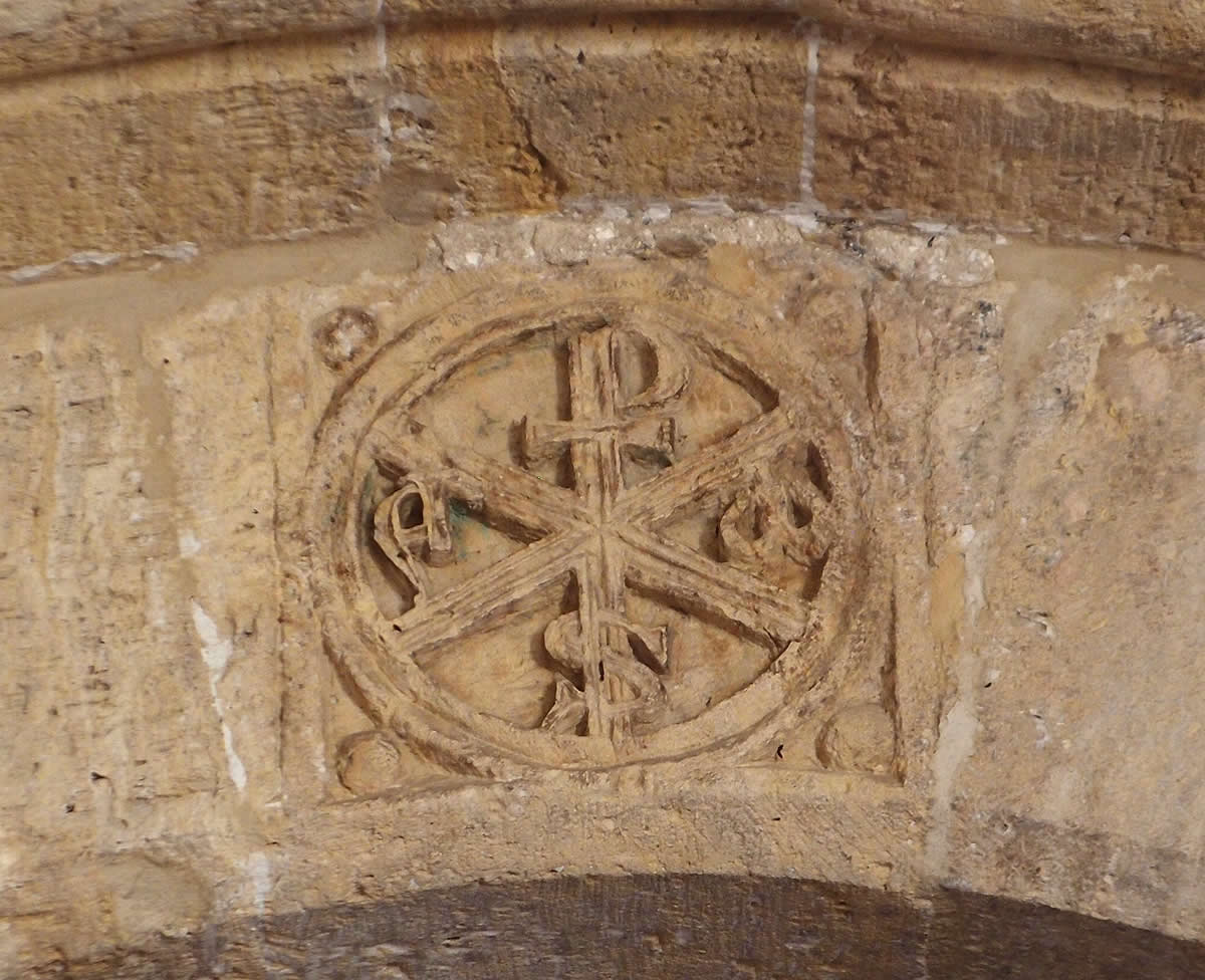 Crism&oacute;n rom&aacute;nico en la puerta de los monjes
