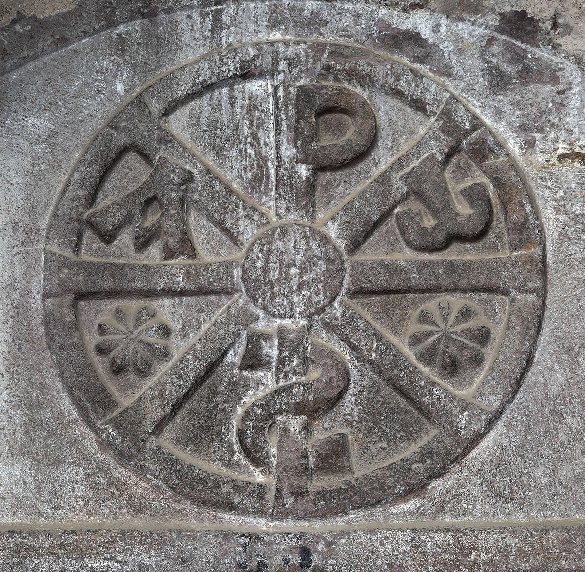 Crismón de la puerta oeste