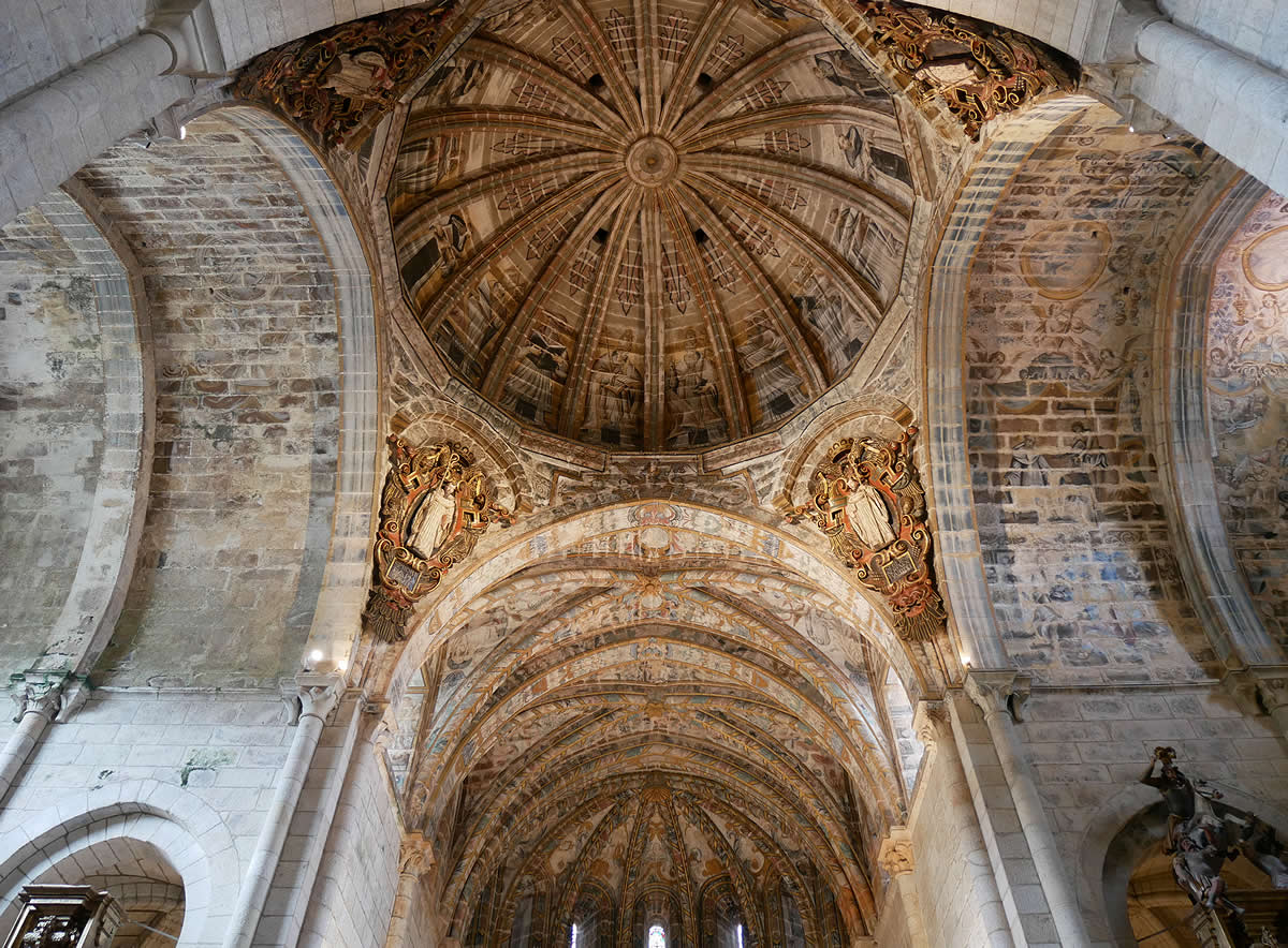 Crucer de la iglesia abacial con la gran cúpula sobre trompas