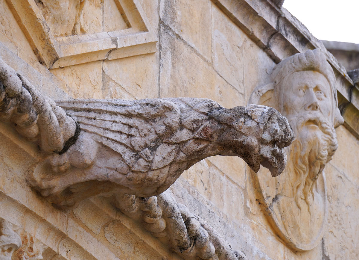 Decoración escultórica del claustro alto