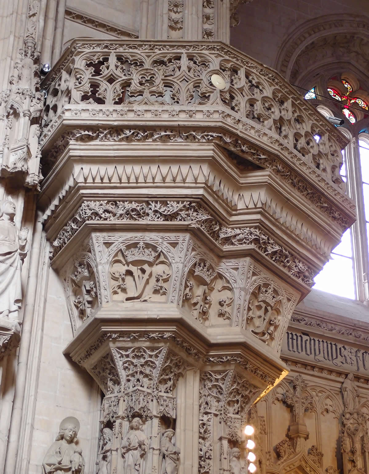 Decoración gótica y mudéjar en el interior de la iglesia