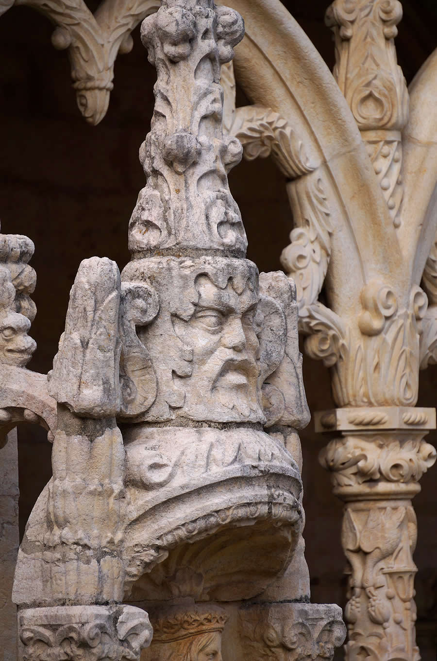 Detalle escultórico del claustro