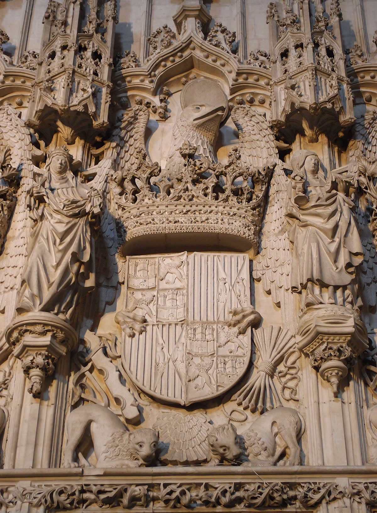 Escudo de los Reyes Católicos en la iglesia monacal