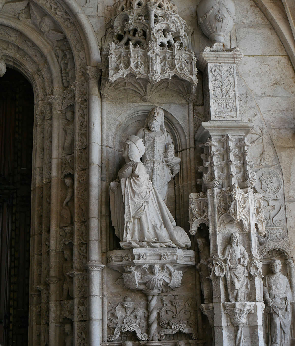 Esculturas del lado derecho de la portada occidentaL. la reina María y San Juan Bautista