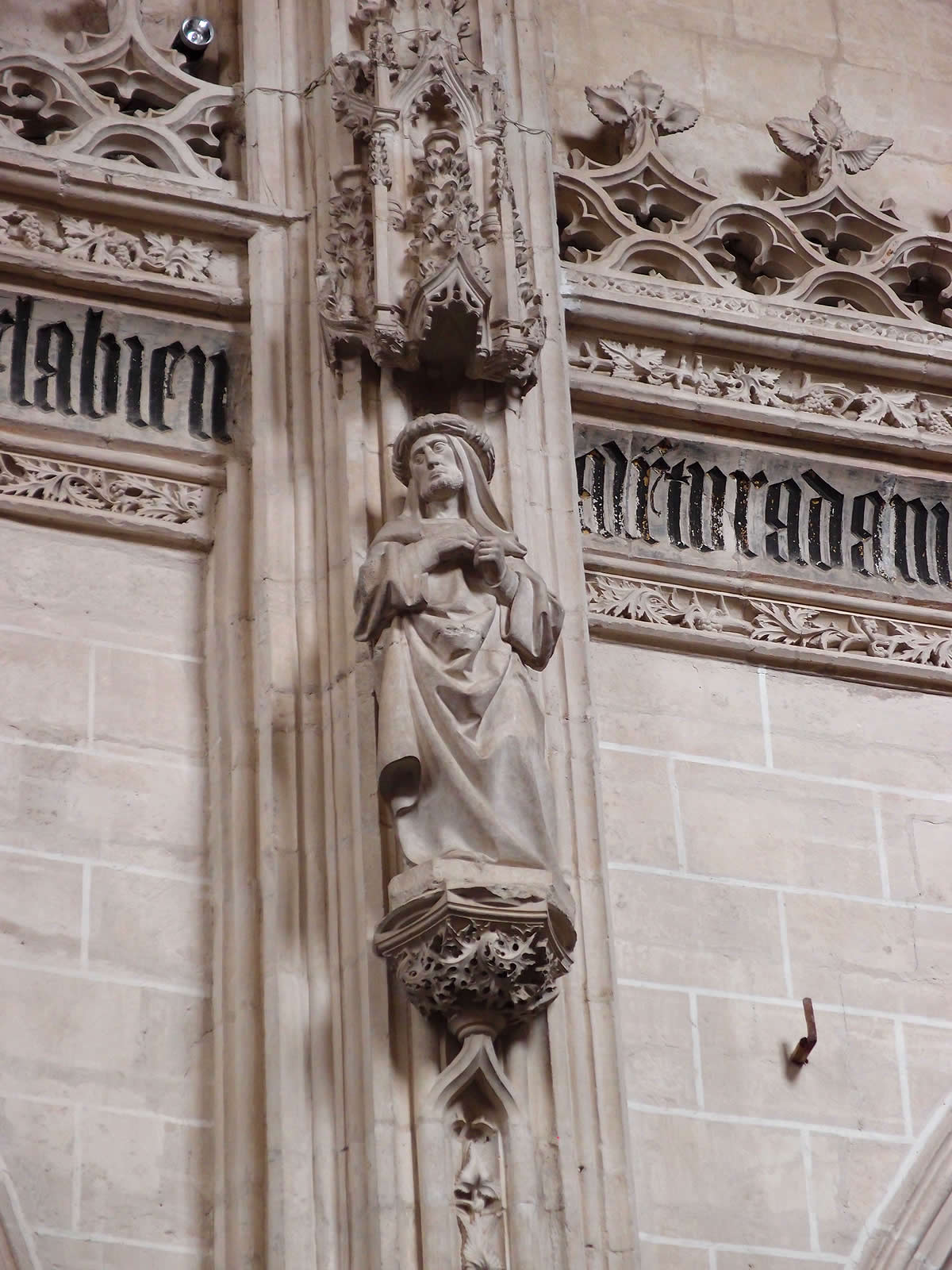 Estatua del interior de la iglesia representando profetas, apóstoles y santos