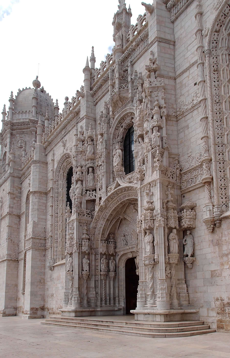 Fachada principal de la iglesia lisboeta con su magnífica puerta