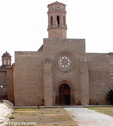 La fachada occidental de la iglesia abacial