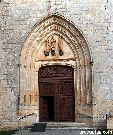 Puerta g&oacute;tica de la iglesia abacial