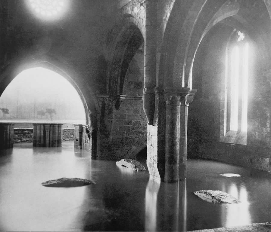 Imagen en blanco y negro que muestran la altura de las inundaciones