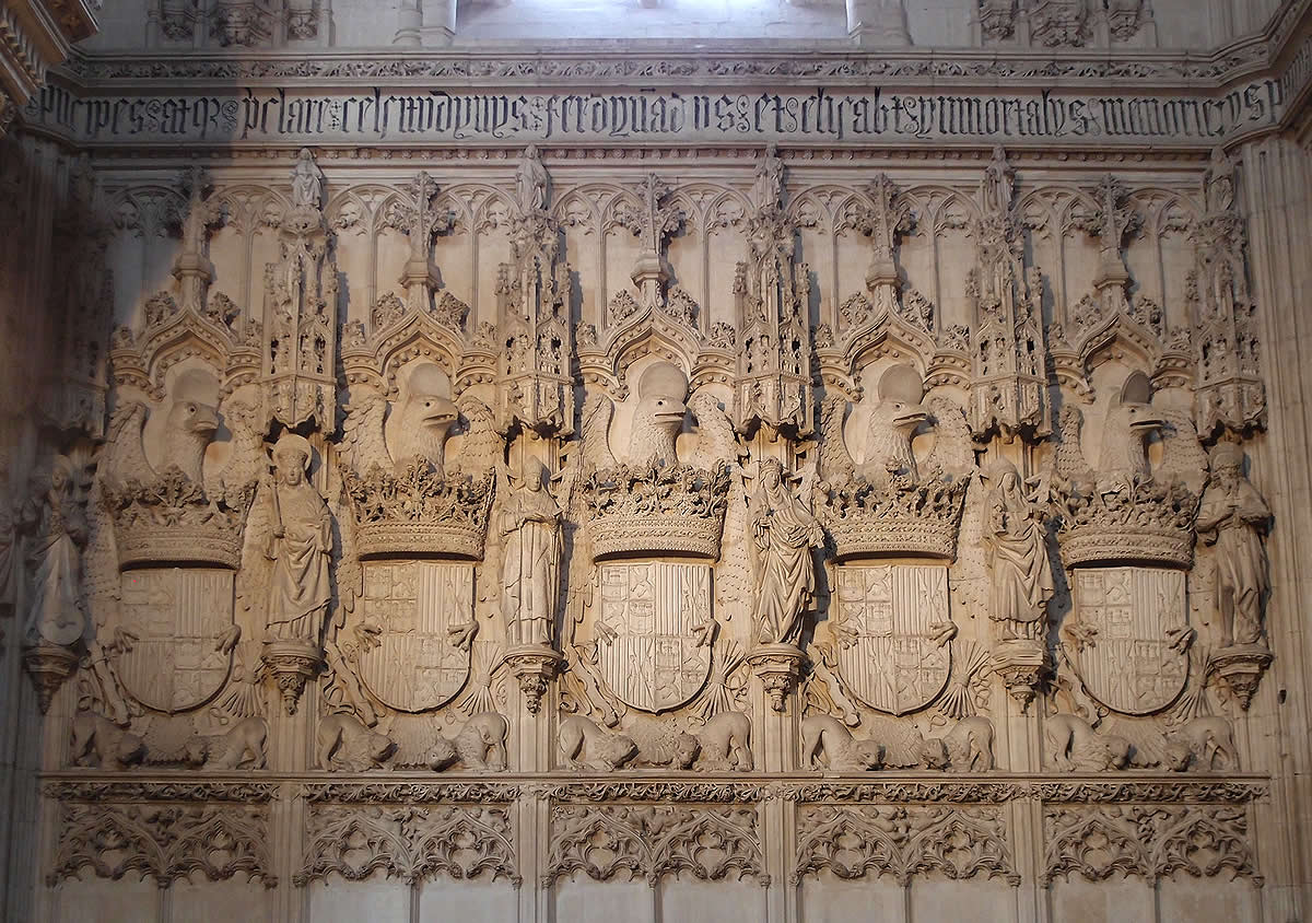 Varios escudos de herádica de los Reyes Católicos