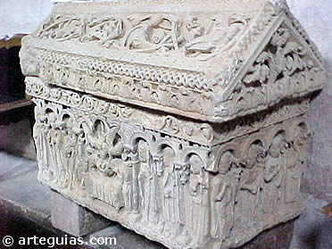Uno de los muchos sepulcro s de personas de sangre real que hay en el monasterio. EN este caso, perteneciente a un hijo de Alfonso