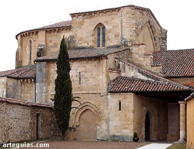 Exterior de la cabecera de la iglesia del Monasterio de Gradefes desde el norte