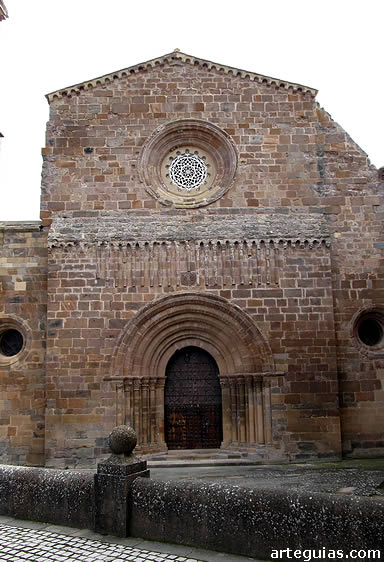 Fachada de la iglesia abacial