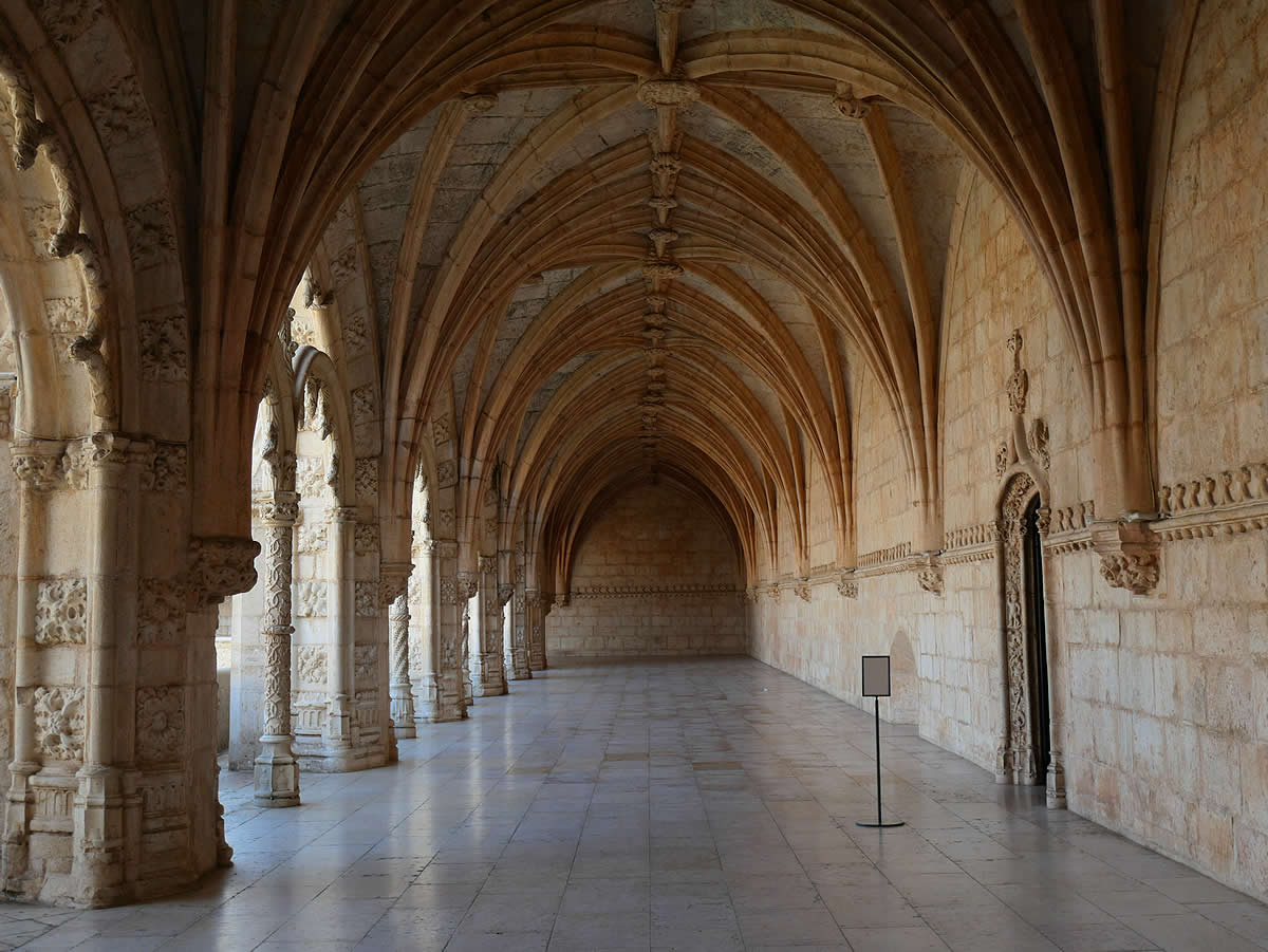 Interior de una de las pandas del claustro bajo