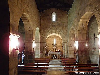 Interior de las tres naves de la iglesia abacial de San Pedro de Ansemil
