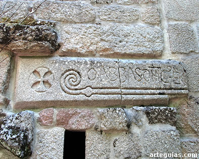 Lauda sepulcral de un abad empotrada en el muro