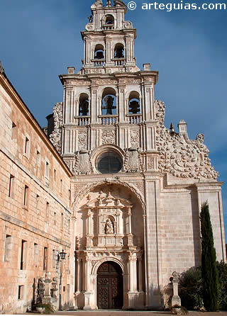 Fachada barroca de la iglesia. Monasterio de La Vid