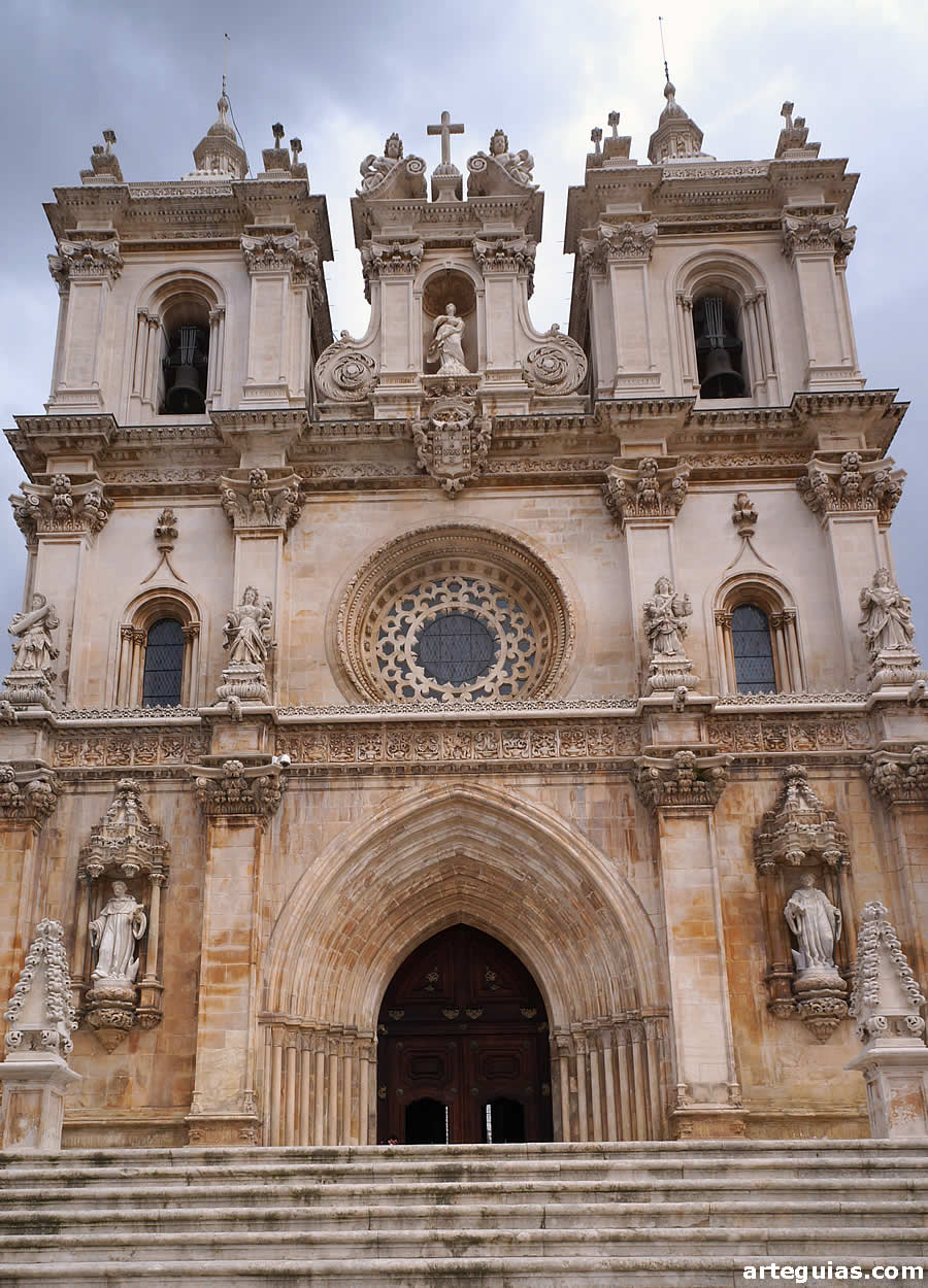 Fachada de la iglesia del Monasterio de Alcoba&ccedil;a