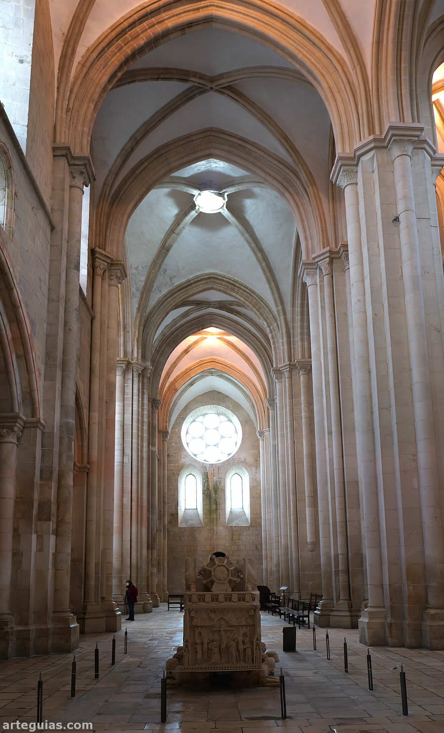 Monasterio de Alcoba&ccedil;a: tranepto de la iglesia con los sarc&oacute;fagos de  Don Pedro I y Do&ntilde;a In&eacute;s