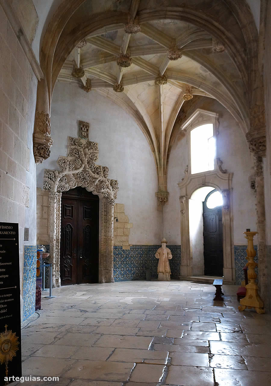 Acceso a la sacrist&iacute;a