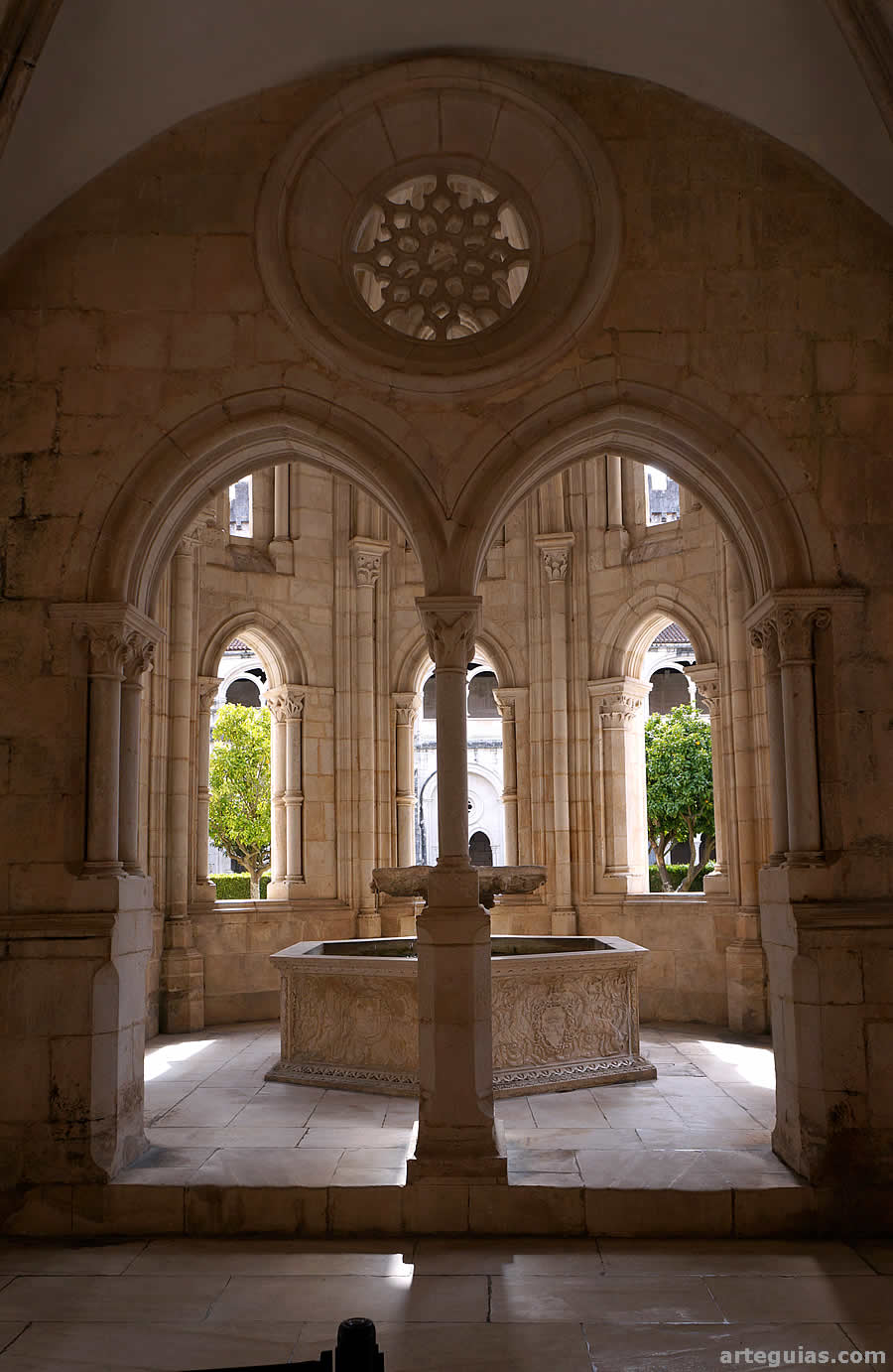 Comunicaci&oacute;n entre el claustro y el lavatorio