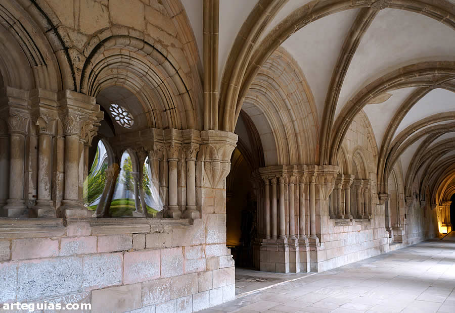 Monasterio de Alcoba&ccedil;a: entrada a la sala capitular