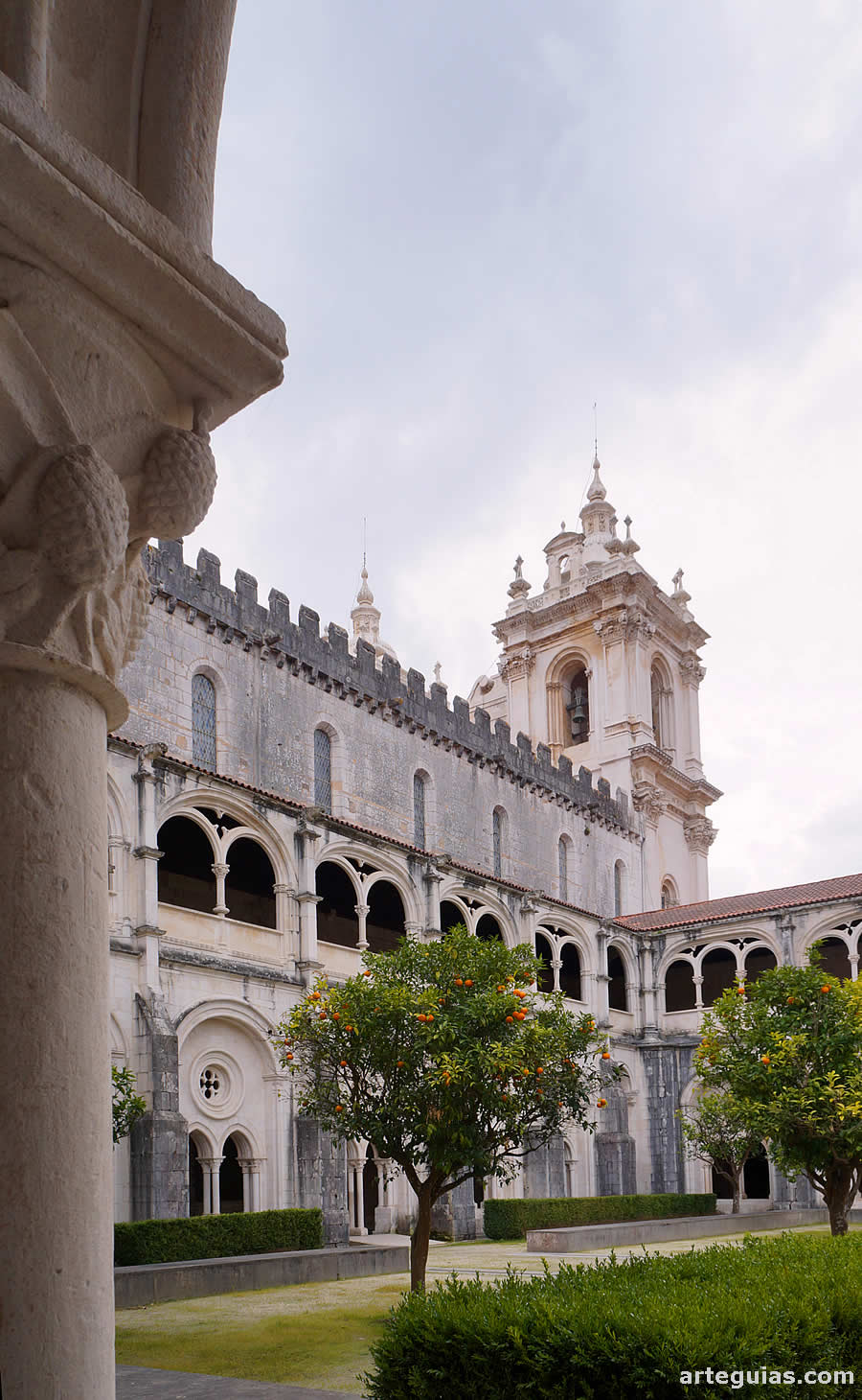 Claustro y una de las torres campanario del Monasterio de Alcoba&ccedil;a