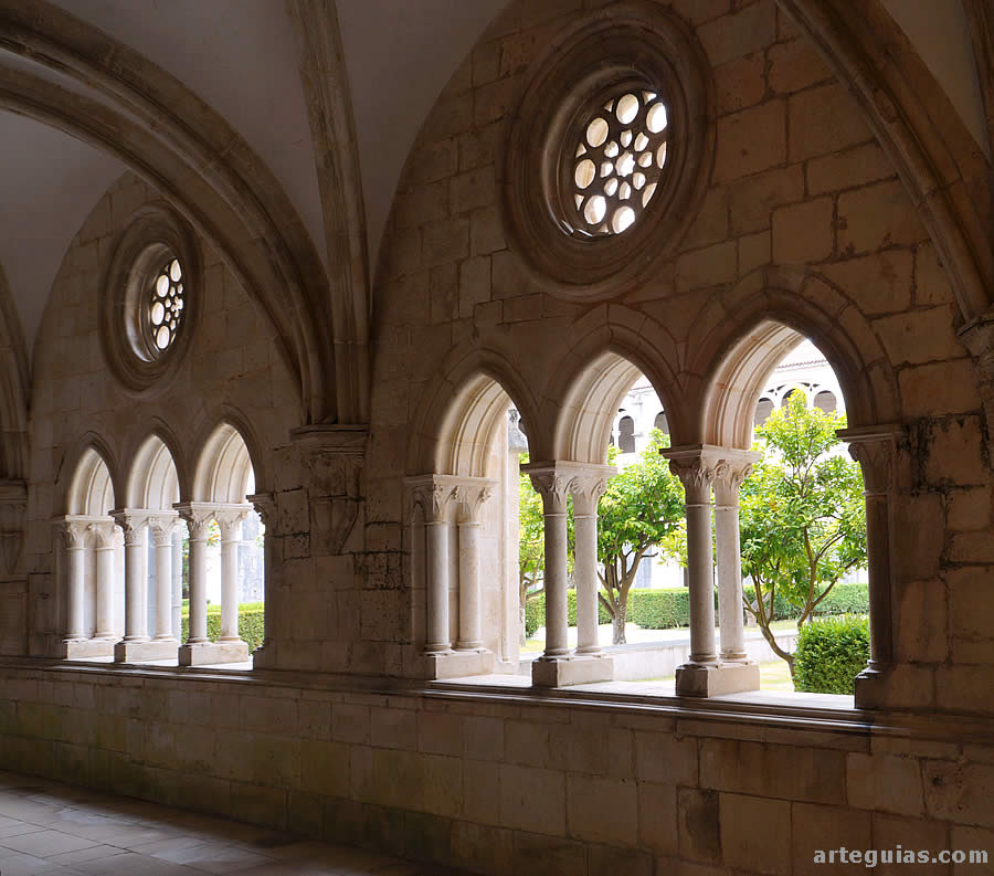 Detalle de la arquer&iacute;a del claustro
