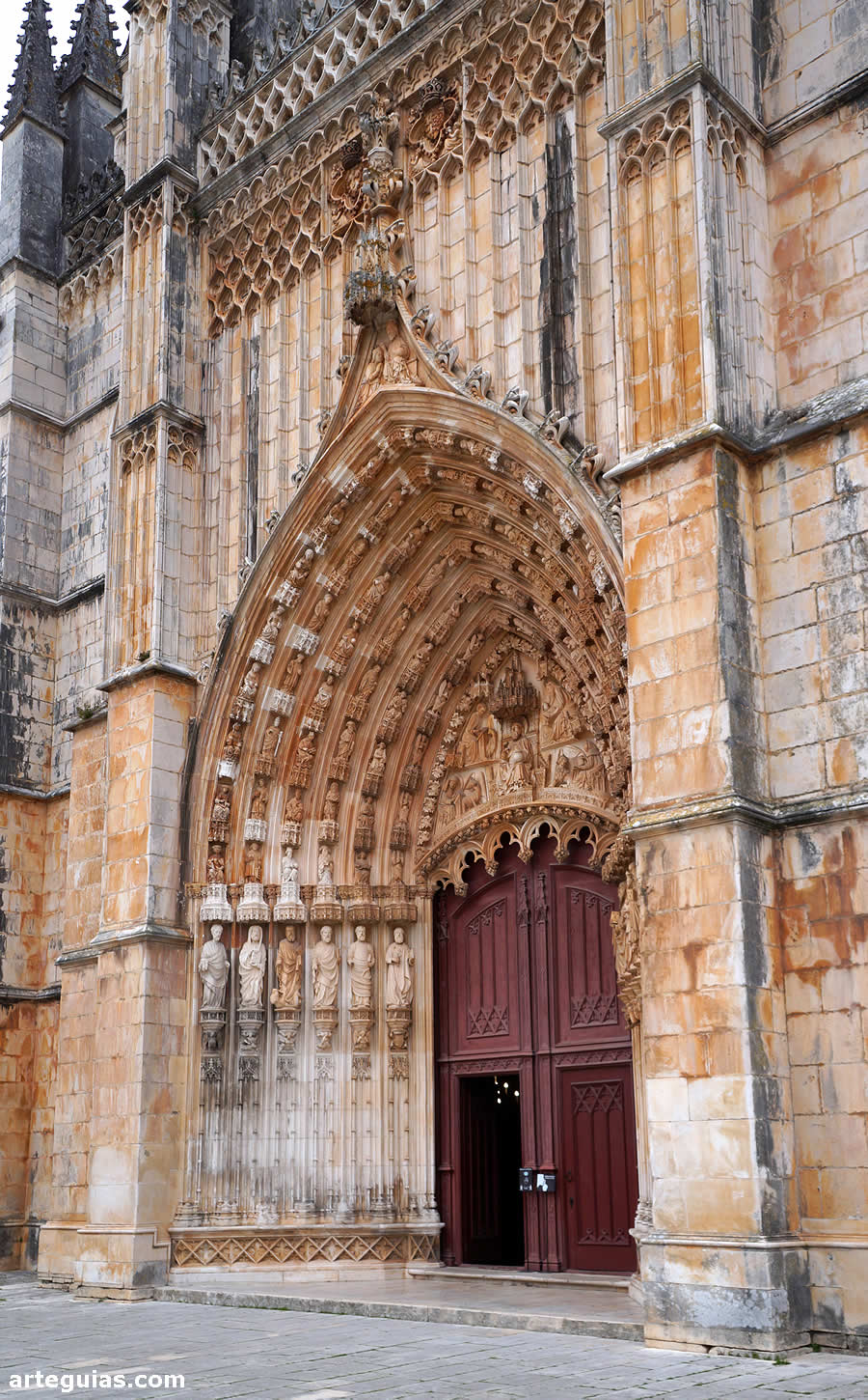 Puerta g&oacute;tica de la fachada occidental