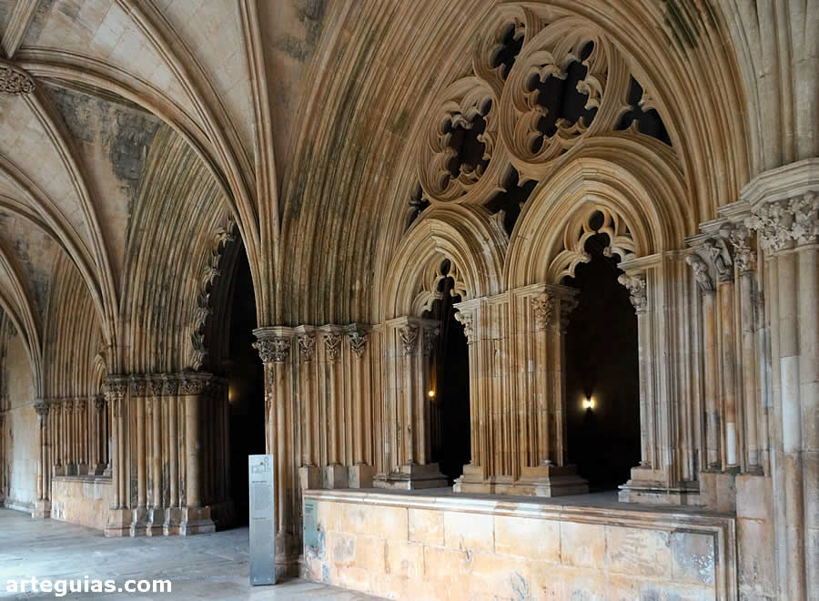 Comunicaci&oacute;n de la sala capitular con el claustro