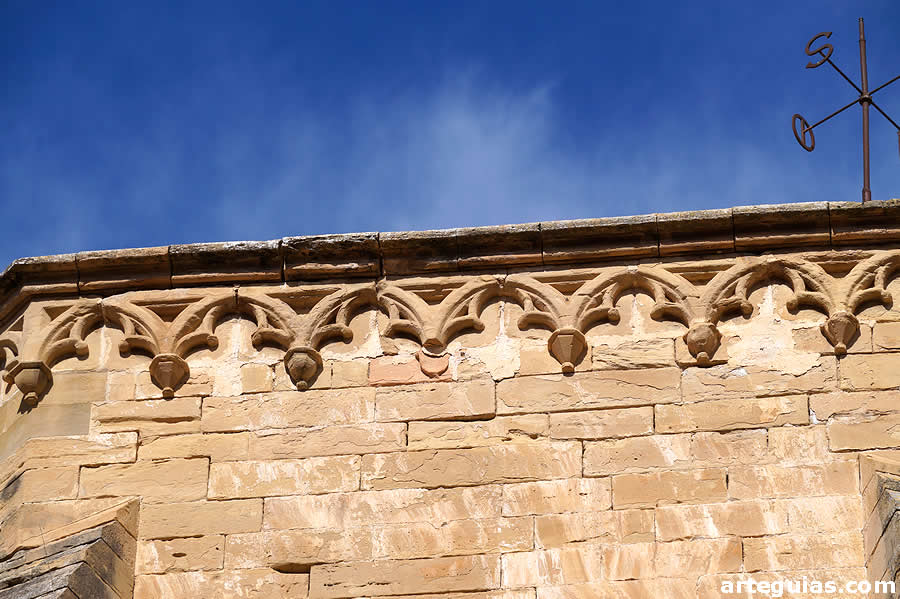 Alero gótico de la cabecera de la iglesia