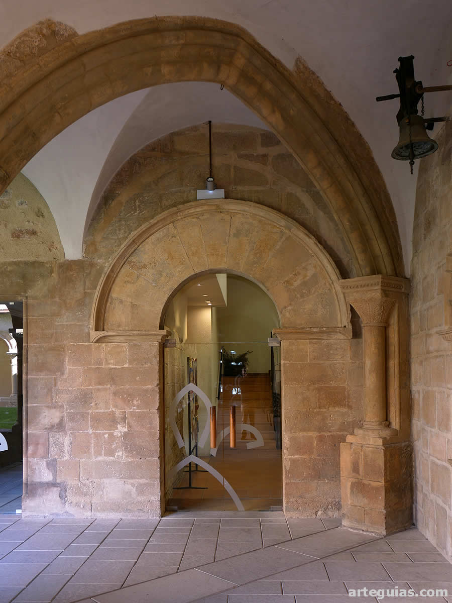 Puerta románica muy sencilla desde el claustro