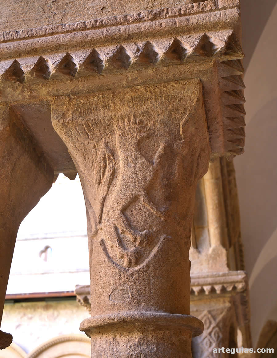 Capitel con un león
