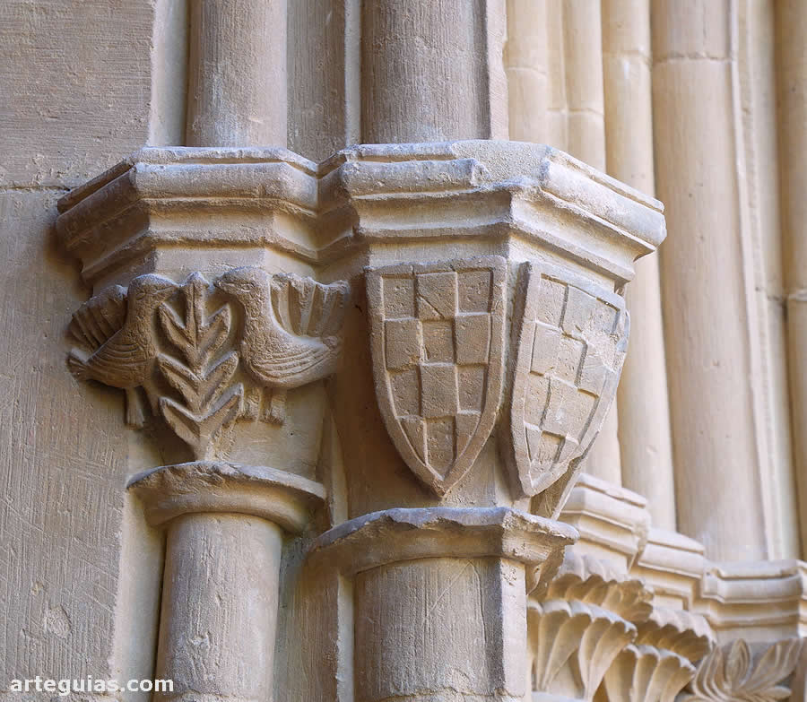 Capiteles de la puerta de la iglesia. Monasterio de Bellpuig de les Avellanes