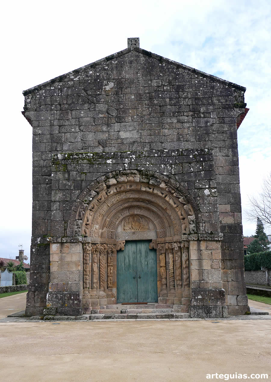 Imafronte de la iglesia de Bravães