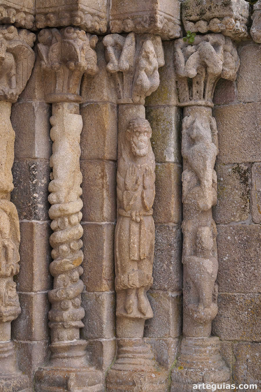 Monasterio de Bravães, Portugal: detalle de la famosa portada románica occidental