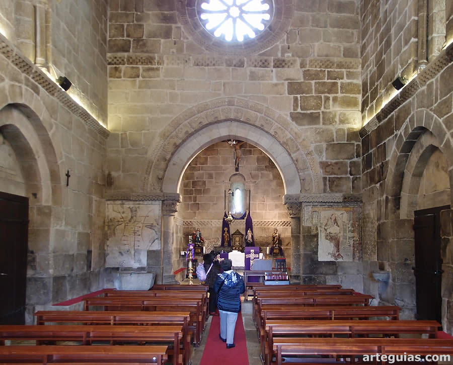 Interior de la iglesia del Monasterio de Bravães, Portugal