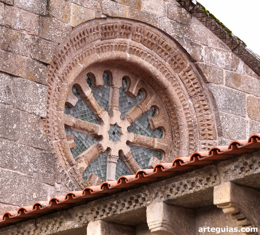 Rosetón del muro oriental de la nave