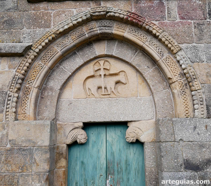 Puerta meridional con el tímpano con un Agnus Dei